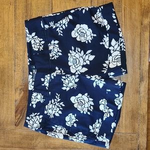 New York and company size 6 navy blue floral shorts